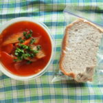 赤いスープとパン弁当